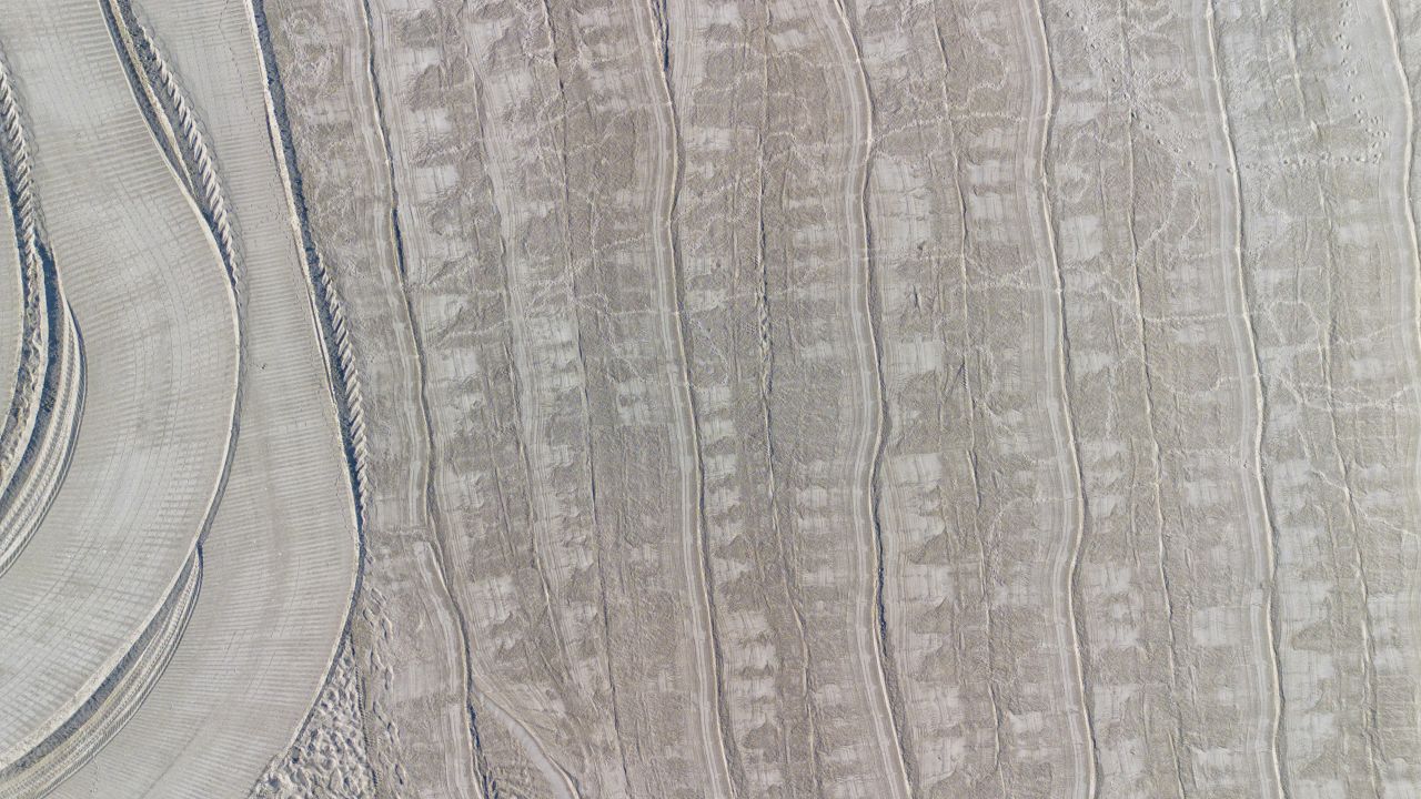 Ostia, al via la vagliatura delle spiagge: forme e colori dall''alto